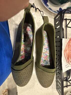 Take A Walk Olive Green Cutout Floral Slip-On Casual Flats Size 9